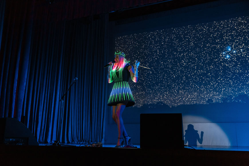 ведущая на корпоративе